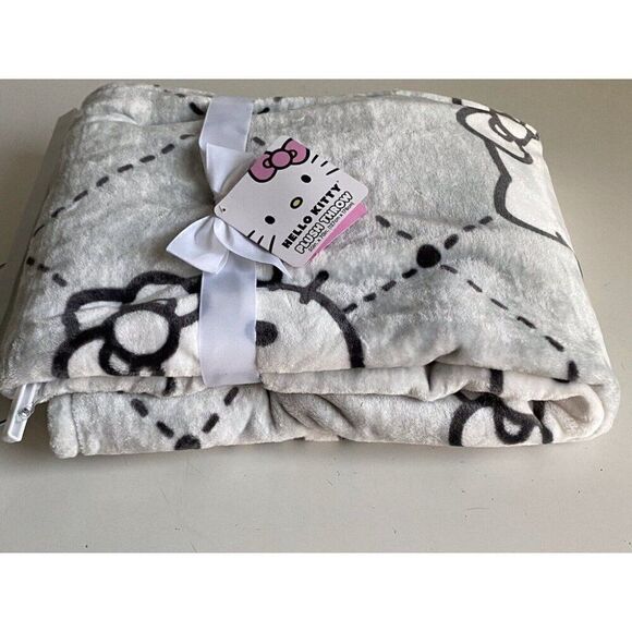HELLO KITTY Blanket Throw 50"x70" Super Soft Plush Gray Pink White NEW - Picture 11 of 15